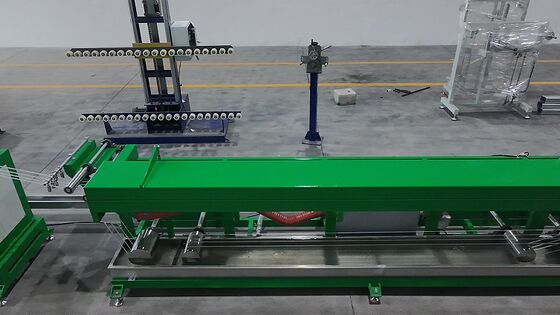 Lantai yang halus dengan mirror chrome roller di unit haul-off