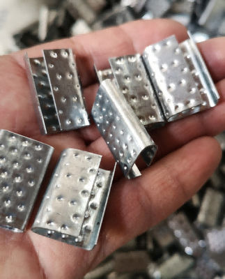 Polyester PET Strapping Metal Seals dengan Pressure Hole Gripper